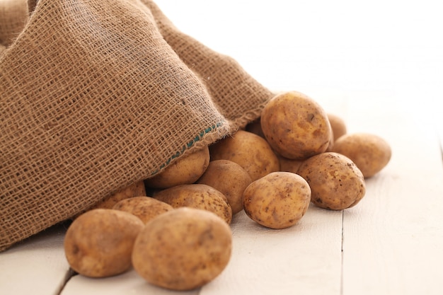 Free photo rustic unpeeled potatoes on a table