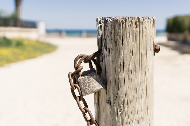 Free Photo rusty chain with a padlock