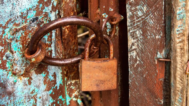 오래 된 손으로 만든 문 녹슨 자물쇠