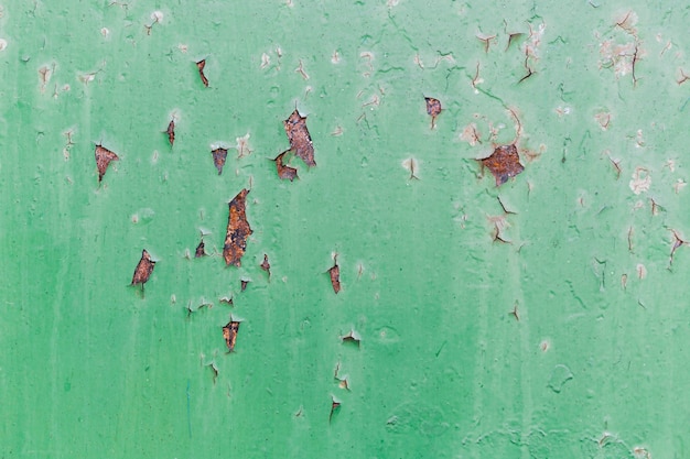 녹슨 빨간색과 긁힌 녹색 벽
