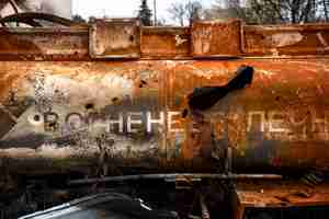 Foto gratuita guerra del carro armato arrugginito russo in ucraina