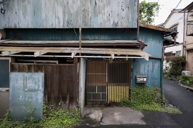 さびた壁のお化け屋敷の背景