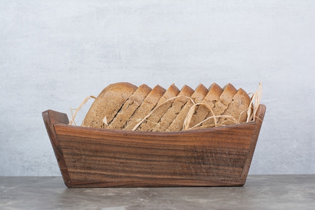 Ломтики ржаного хлеба в деревянной миске