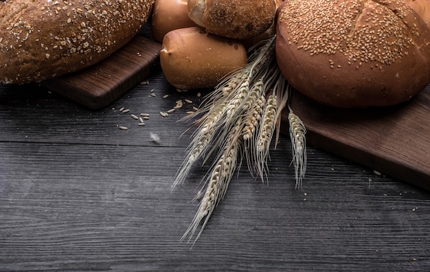 Бесплатное фото Ржаной нарезанный хлеб на столе
