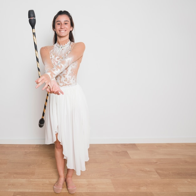 Rythmic gymnast posing with the juggling clubs