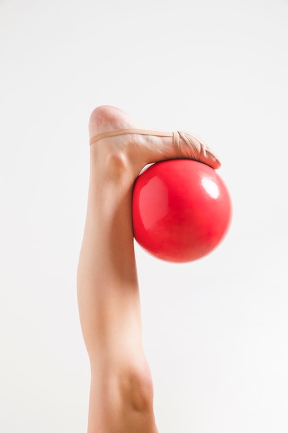 Бесплатное фото Ритмичная гимнастка позирует с мячом
