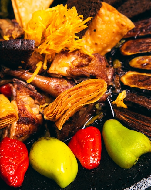 닭고기와 구운 야채를 곁들인 삭 이치 아제르바이잔 음식