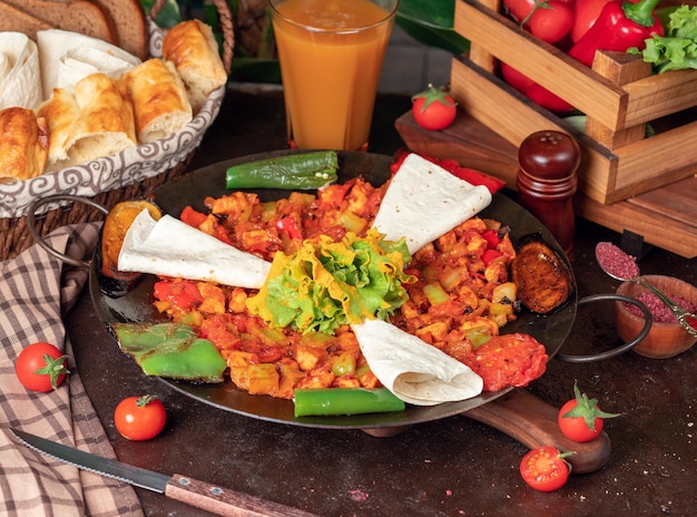 Sac ici азербайджанская еда с нарезанными овощами и лавашем
