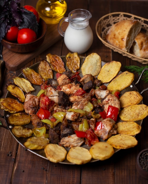 Sac ici、伝統的なアゼルバイジャン料理、焼きナス、ポテトスライス、牛肉、チキン、ランプ、ピーマン