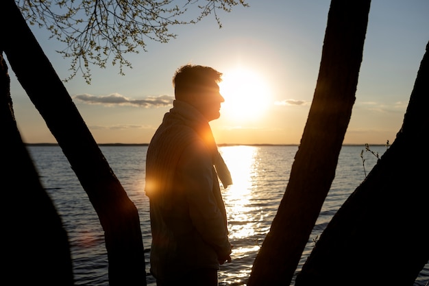 Бесплатное фото Грустный и созерцательный человек у озера