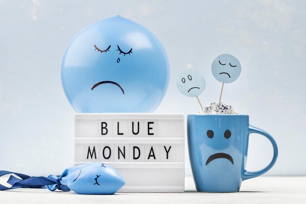 파란색 월요일에 대한 가벼운 상자와 슬픈 풍선과 머그잔