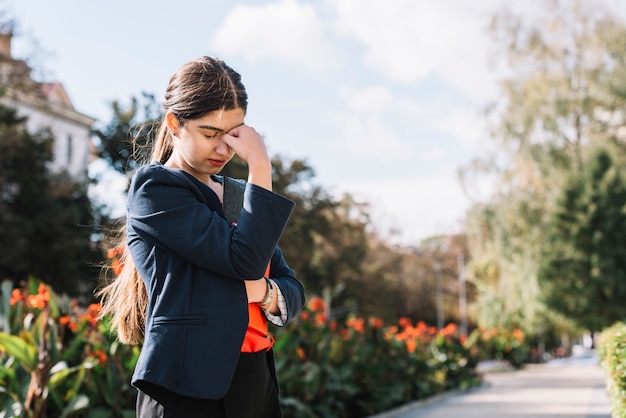 Triste donna d'affari all'aperto