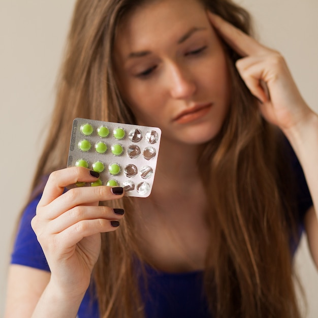 Foto gratuita triste donna caucasica con pillole