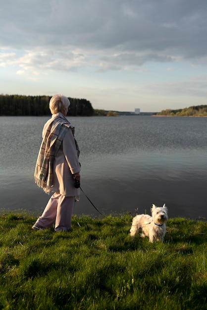 Foto gratuita persona triste e contemplativa vicino al lago