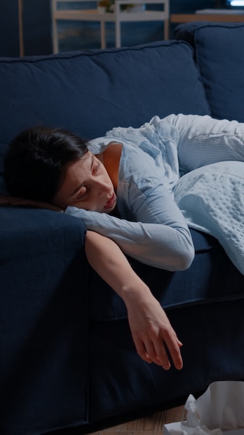 Foto gratuita giovane donna depressa triste che piange lutto pensando alla solitudine