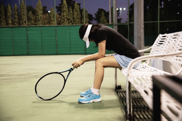 悲しい女性のテニス選手
