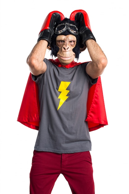 Бесплатное фото Грустный мужчина-супергерой-обезьяна
