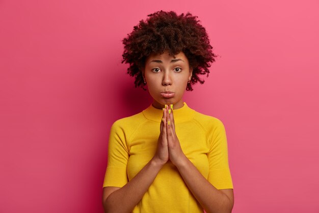 私を助けてください アフロの髪型で悲観的なかわいいアフリカ系アメリカ人の女性の友人をやめなさい プレミアム写真