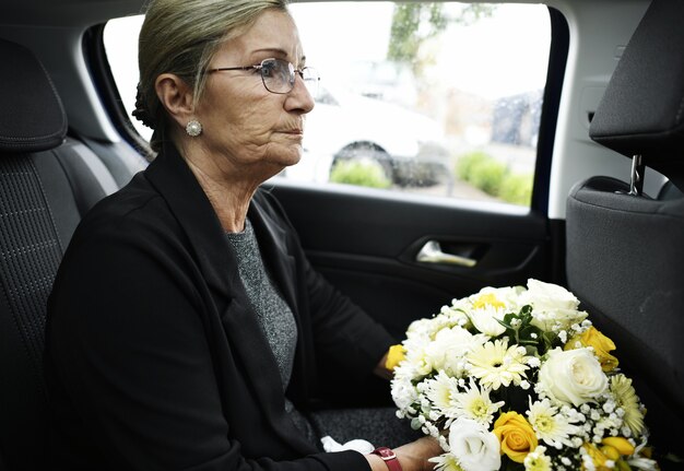 Old woman on the way to funeral | Photo: Freepik