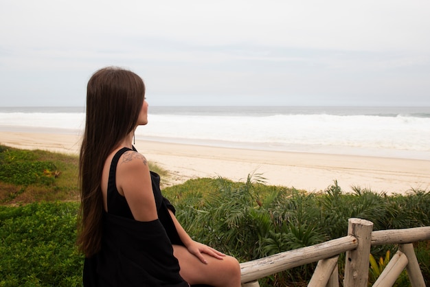 Foto gratuita donna triste vicino al mare