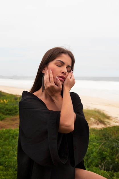 Foto gratuita donna triste vicino al mare