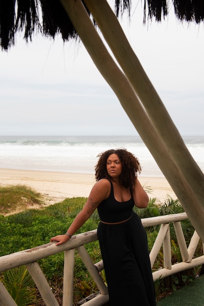 Foto gratuita donna triste vicino al mare