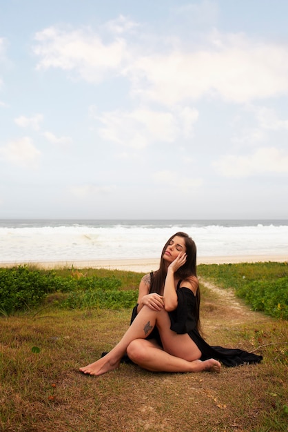 Foto gratuita donna triste vicino al mare