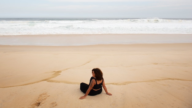 Foto gratuita donna triste vicino al mare