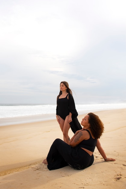 Foto gratuita donna triste vicino al mare