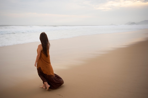Foto gratuita donna triste vicino al mare