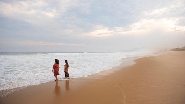 Foto gratuita donna triste vicino al mare