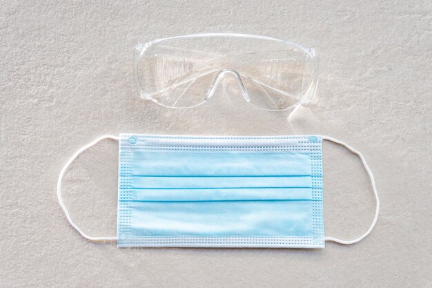 Защитные строительные очки и медицинская маска
