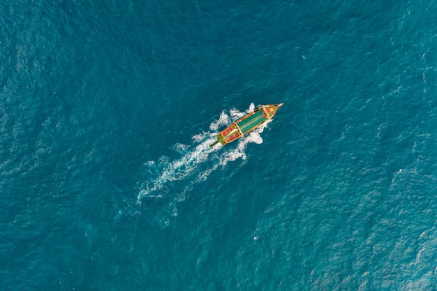 Foto gratuita barca a vela nel mare della medeterania