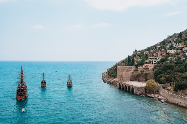 Foto gratuita barca a vela nel mare della medeterania