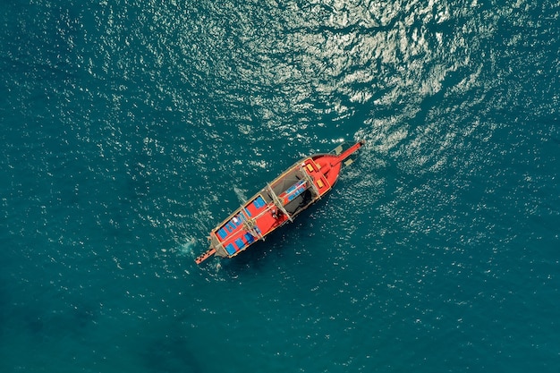 Barca a vela in mare alla luce del sole di sera sul bellissimo mare, avventura estiva di lusso, vacanza attiva nel mar mediterraneo, turchia