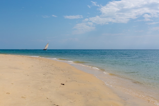 ザンジバル、アフリカでキャプチャされた砂浜のビーチで穏やかな海でセーリングボート