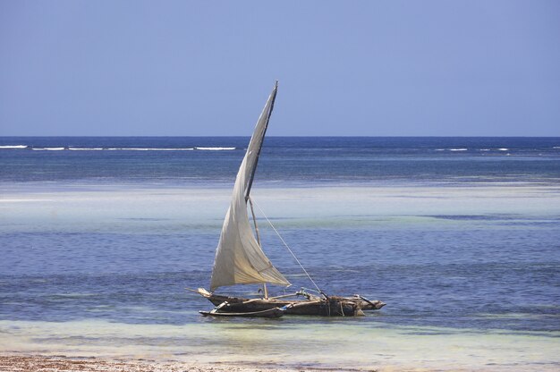 Парусная лодка на пляже Диана, Кения, Африка
