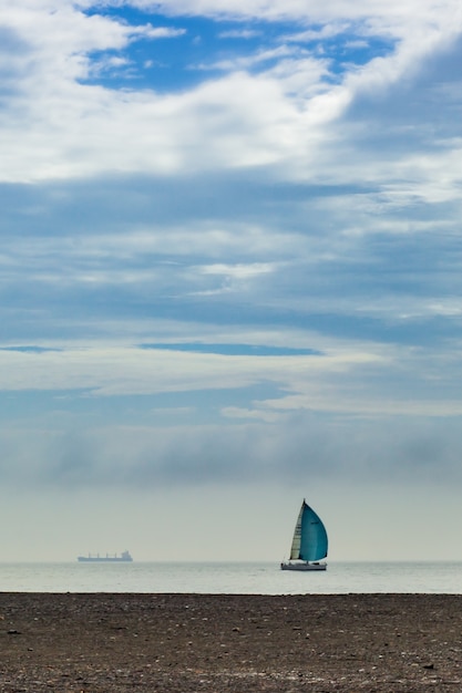 Бесплатное фото Парусная лодка на пляже