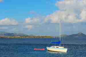 無料写真 セーリングボートは、バージン諸島のセントジョン島の湾で休憩します。