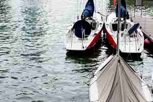 Free photo sailing boat river landmark harbour ocean city