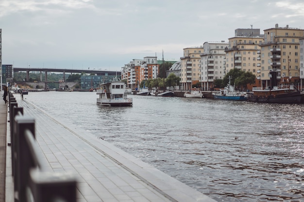 Парусные лодки и яхты на пристани в Стокгольме напротив центра города