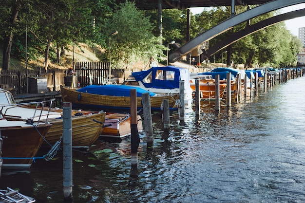 セーリングボートや市内中心部のストックホルムの正面の桟橋のヨット