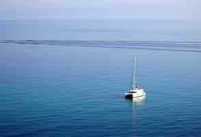 Free photo sailing yacht on a tranquil ocean in tropea