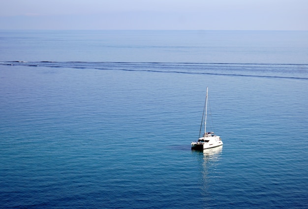 トロペーアの静かな海でのセーリングヨット