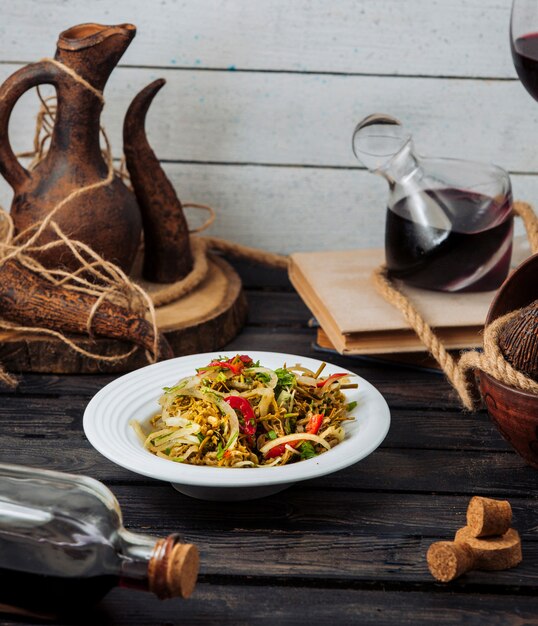 木製のテーブルのアスパラガスタマネギピーマンのサラダ