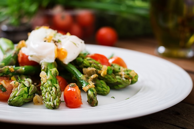 Salad of asparagus, tomatoes and poached egg