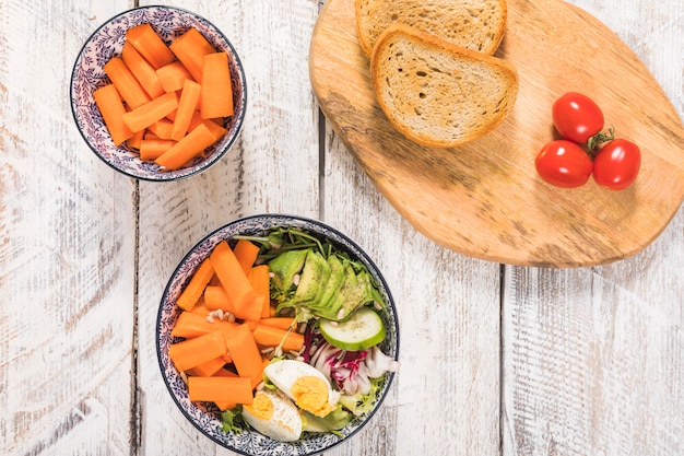 Foto gratuita insalata e pane