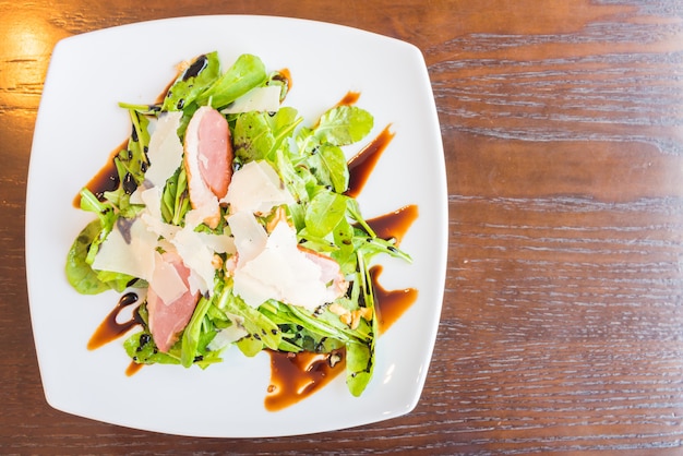 Free photo salad breast smoked duck