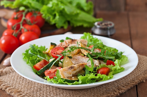 Foto gratuita insalata di petto di pollo con zucchine e pomodorini