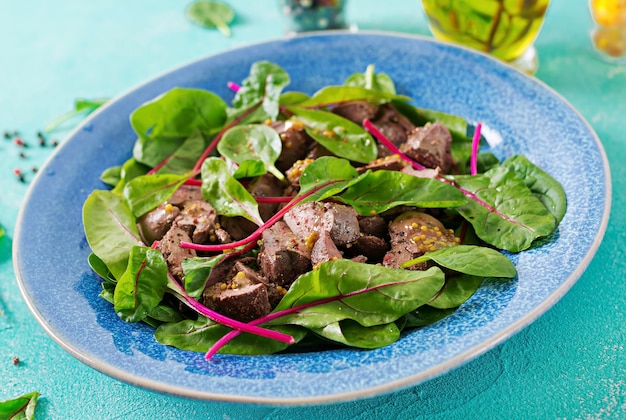 Salad of chicken liver and leaves of spinach and chard.